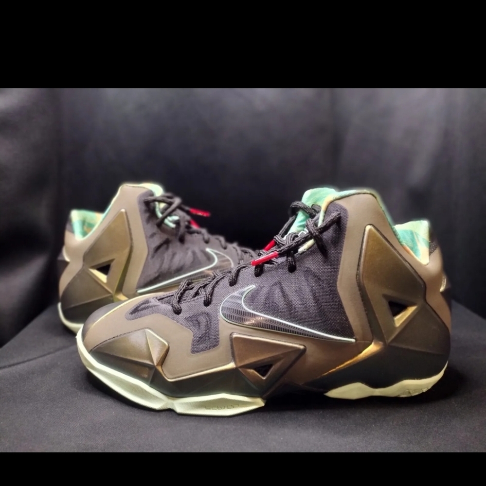Sz 7y / 8.5 women Nike LeBron 11 Kings Pride 2013 EUC CLEAN